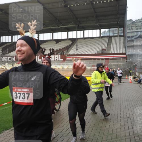 07.12.2025 - St. Pauli X-Mass-Run No. 15 Fabian Wolf http://msf.ph/oto/9419703 07.12.2025 11:33:52 Ziel 229, 239, 2056, 2219, 3601, 3737, 3740, 4844 meine-sportfotos.de