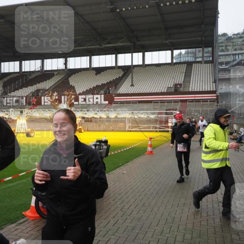 07.12.2025 - St. Pauli X-Mass-Run No. 15 Fabian Wolf http://msf.ph/oto/9419706 07.12.2025 11:33:53 Ziel 229, 239, 2056, 2219, 3601, 3737, 3740, 4844 meine-sportfotos.de