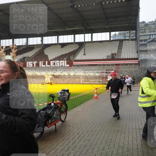 07.12.2025 - St. Pauli X-Mass-Run No. 15 Fabian Wolf http://msf.ph/oto/9419707 07.12.2025 11:33:53 Ziel 229, 239, 2056, 2219, 3601, 3737, 3740, 4844 meine-sportfotos.de