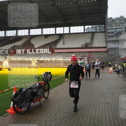 07.12.2025 - St. Pauli X-Mass-Run No. 15 Fabian Wolf http://msf.ph/oto/9419709 07.12.2025 11:33:54 Ziel 229, 239, 2056, 2219, 3139, 3549, 3601, 3737, 3740, 4844 meine-sportfotos.de