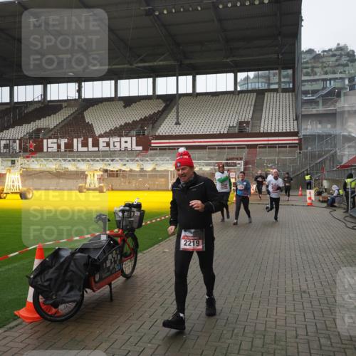 07.12.2025 - St. Pauli X-Mass-Run No. 15 Fabian Wolf http://msf.ph/oto/9419710 07.12.2025 11:33:54 Ziel 229, 239, 2056, 2219, 3139, 3549, 3601, 3737, 3740, 4844 meine-sportfotos.de
