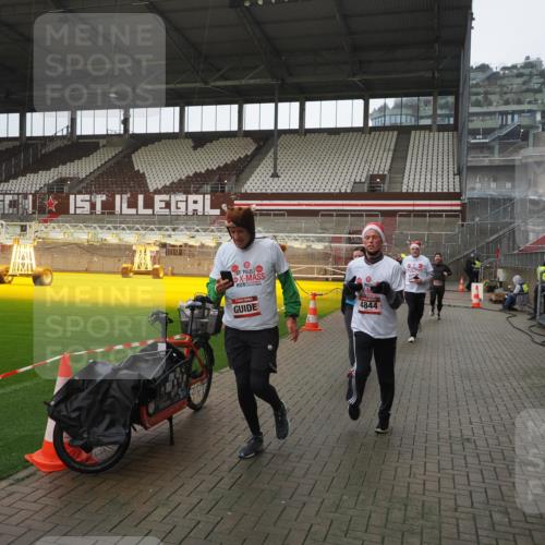 07.12.2025 - St. Pauli X-Mass-Run No. 15 Fabian Wolf http://msf.ph/oto/9419715 07.12.2025 11:33:57 Ziel 229, 239, 2056, 2219, 3139, 3549, 3601, 3737, 3740, 4844 meine-sportfotos.de
