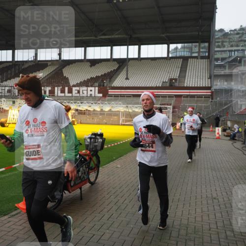 07.12.2025 - St. Pauli X-Mass-Run No. 15 Fabian Wolf http://msf.ph/oto/9419716 07.12.2025 11:33:58 Ziel 229, 239, 2056, 2219, 3139, 3549, 3601, 3737, 3740, 4844 meine-sportfotos.de