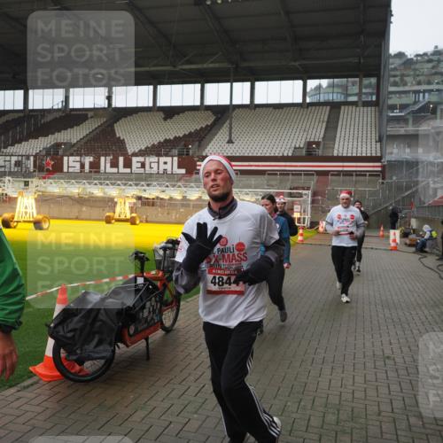 07.12.2025 - St. Pauli X-Mass-Run No. 15 Fabian Wolf http://msf.ph/oto/9419717 07.12.2025 11:33:58 Ziel 229, 239, 2056, 2219, 3139, 3549, 3601, 3737, 3740, 4844 meine-sportfotos.de