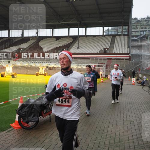 07.12.2025 - St. Pauli X-Mass-Run No. 15 Fabian Wolf http://msf.ph/oto/9419718 07.12.2025 11:33:59 Ziel 229, 239, 2056, 2219, 3139, 3549, 3601, 3737, 3740, 4844 meine-sportfotos.de