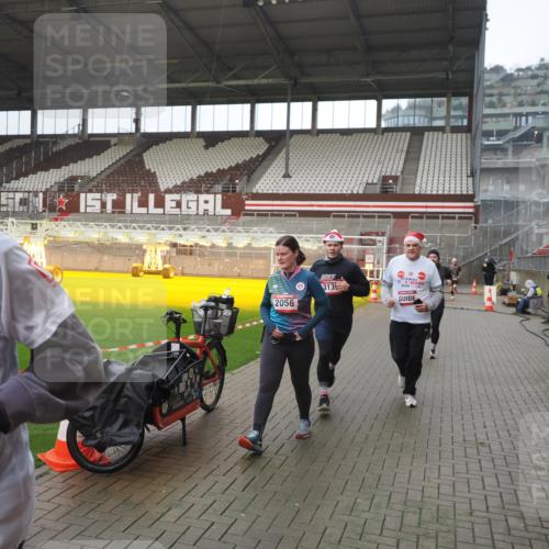 07.12.2025 - St. Pauli X-Mass-Run No. 15 Fabian Wolf http://msf.ph/oto/9419720 07.12.2025 11:33:59 Ziel 229, 239, 2056, 2219, 3139, 3549, 3601, 3737, 3740, 4844 meine-sportfotos.de