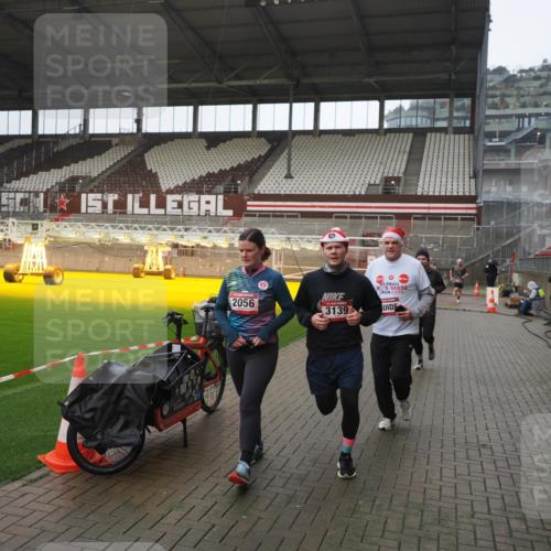 07.12.2025 - St. Pauli X-Mass-Run No. 15 Fabian Wolf http://msf.ph/oto/9419721 07.12.2025 11:34:00 Ziel 2056, 2219, 3139, 3448, 3549, 3601, 3737, 3740, 4844 meine-sportfotos.de