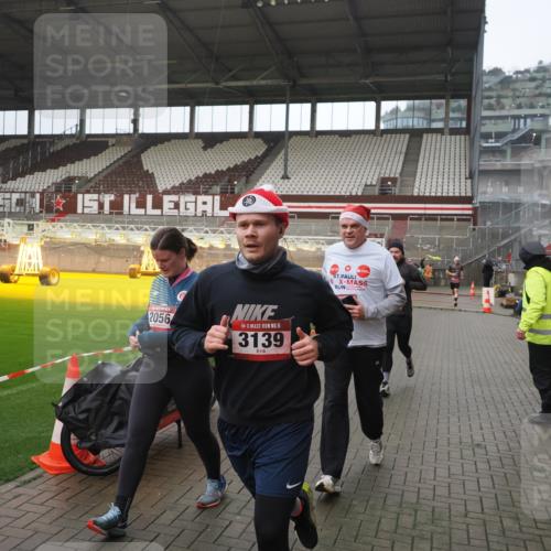 07.12.2025 - St. Pauli X-Mass-Run No. 15 Fabian Wolf http://msf.ph/oto/9419722 07.12.2025 11:34:00 Ziel 2056, 2219, 3139, 3448, 3549, 3601, 3737, 3740, 4844 meine-sportfotos.de