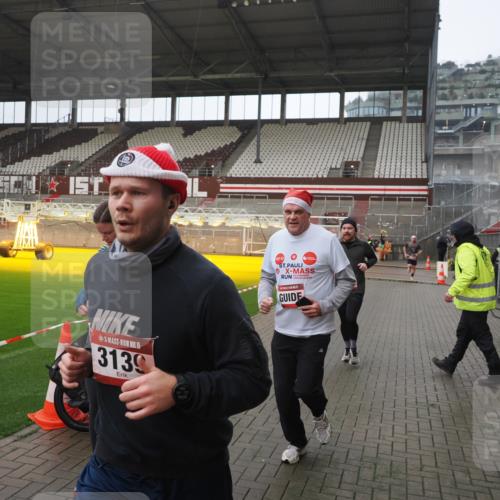 07.12.2025 - St. Pauli X-Mass-Run No. 15 Fabian Wolf http://msf.ph/oto/9419723 07.12.2025 11:34:00 Ziel 2056, 2219, 3139, 3448, 3549, 3601, 3737, 3740, 4844 meine-sportfotos.de