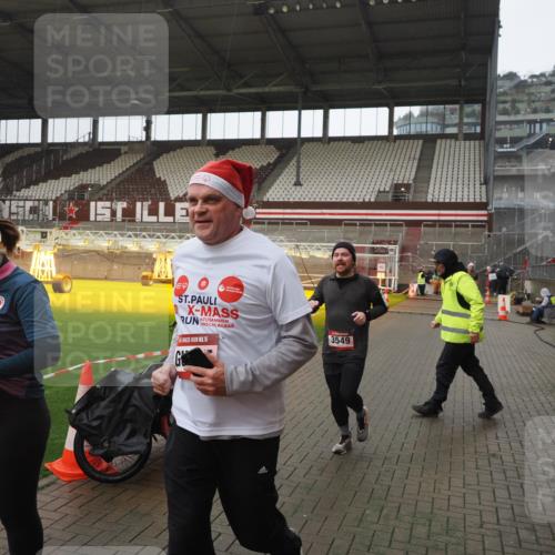 07.12.2025 - St. Pauli X-Mass-Run No. 15 Fabian Wolf http://msf.ph/oto/9419725 07.12.2025 11:34:01 Ziel 2056, 2219, 3139, 3448, 3549, 3601, 3737, 3740, 4844 meine-sportfotos.de