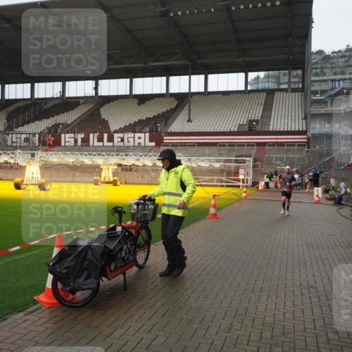 07.12.2025 - St. Pauli X-Mass-Run No. 15 Fabian Wolf http://msf.ph/oto/9419726 07.12.2025 11:34:03 Ziel 2056, 2219, 3139, 3448, 3549, 4844 meine-sportfotos.de