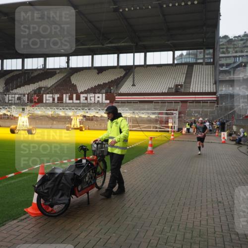 07.12.2025 - St. Pauli X-Mass-Run No. 15 Fabian Wolf http://msf.ph/oto/9419727 07.12.2025 11:34:03 Ziel 2056, 2219, 3139, 3448, 3549, 4844 meine-sportfotos.de