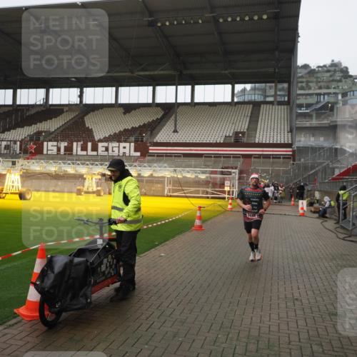07.12.2025 - St. Pauli X-Mass-Run No. 15 Fabian Wolf http://msf.ph/oto/9419728 07.12.2025 11:34:05 Ziel 2056, 3139, 3448, 3549, 4844 meine-sportfotos.de