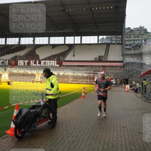 07.12.2025 - St. Pauli X-Mass-Run No. 15 Fabian Wolf http://msf.ph/oto/9419730 07.12.2025 11:34:05 Ziel 2056, 3139, 3448, 3549, 4844 meine-sportfotos.de