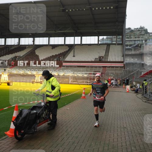 07.12.2025 - St. Pauli X-Mass-Run No. 15 Fabian Wolf http://msf.ph/oto/9419731 07.12.2025 11:34:05 Ziel 2056, 3139, 3448, 3549, 4844 meine-sportfotos.de