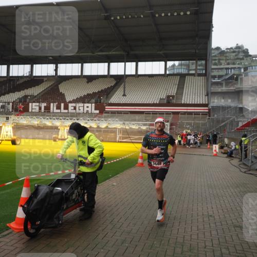07.12.2025 - St. Pauli X-Mass-Run No. 15 Fabian Wolf http://msf.ph/oto/9419732 07.12.2025 11:34:06 Ziel 2056, 3139, 3448, 3549, 4844 meine-sportfotos.de