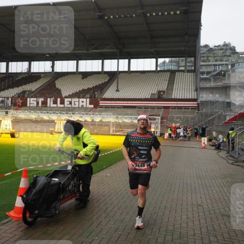 07.12.2025 - St. Pauli X-Mass-Run No. 15 Fabian Wolf http://msf.ph/oto/9419733 07.12.2025 11:34:06 Ziel 2056, 3139, 3448, 3549, 4844 meine-sportfotos.de