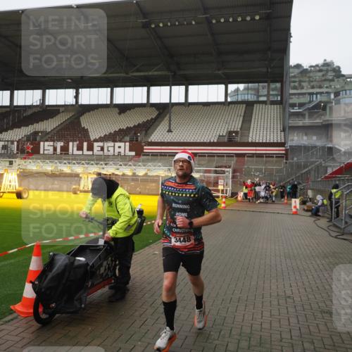 07.12.2025 - St. Pauli X-Mass-Run No. 15 Fabian Wolf http://msf.ph/oto/9419734 07.12.2025 11:34:06 Ziel 2056, 3139, 3448, 3549, 4844 meine-sportfotos.de