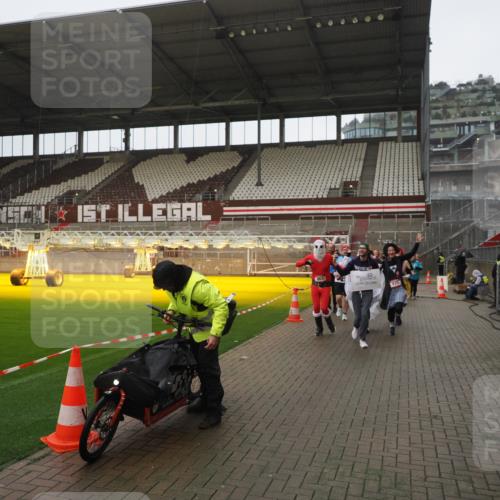 07.12.2025 - St. Pauli X-Mass-Run No. 15 Fabian Wolf http://msf.ph/oto/9419739 07.12.2025 11:34:15 Ziel 820, 825, 864, 869, 871, 1001, 1710, 1908, 2277, 2280, 2635, 3448 meine-sportfotos.de