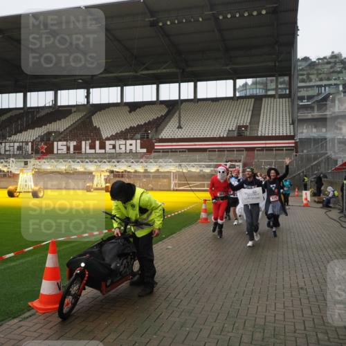 07.12.2025 - St. Pauli X-Mass-Run No. 15 Fabian Wolf http://msf.ph/oto/9419741 07.12.2025 11:34:16 Ziel 820, 825, 864, 869, 871, 1001, 1710, 1908, 2277, 2280, 2635, 3448 meine-sportfotos.de
