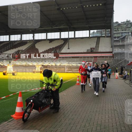 07.12.2025 - St. Pauli X-Mass-Run No. 15 Fabian Wolf http://msf.ph/oto/9419742 07.12.2025 11:34:16 Ziel 820, 825, 864, 869, 871, 1001, 1710, 1908, 2277, 2280, 2635, 3448 meine-sportfotos.de