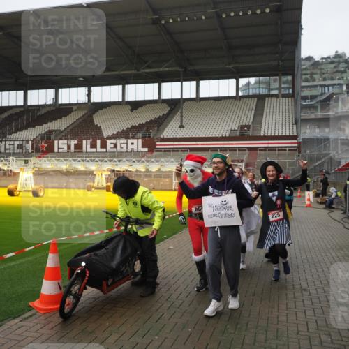 07.12.2025 - St. Pauli X-Mass-Run No. 15 Fabian Wolf http://msf.ph/oto/9419750 07.12.2025 11:34:18 Ziel 820, 825, 864, 869, 871, 1001, 1710, 1908, 2277, 2280, 2635, 3387, 3448 meine-sportfotos.de