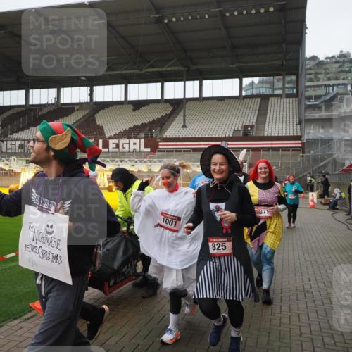 07.12.2025 - St. Pauli X-Mass-Run No. 15 Fabian Wolf http://msf.ph/oto/9419756 07.12.2025 11:34:19 Ziel 820, 825, 864, 869, 871, 1001, 1710, 1908, 2277, 2280, 2635, 2809, 3387, 3448 meine-sportfotos.de