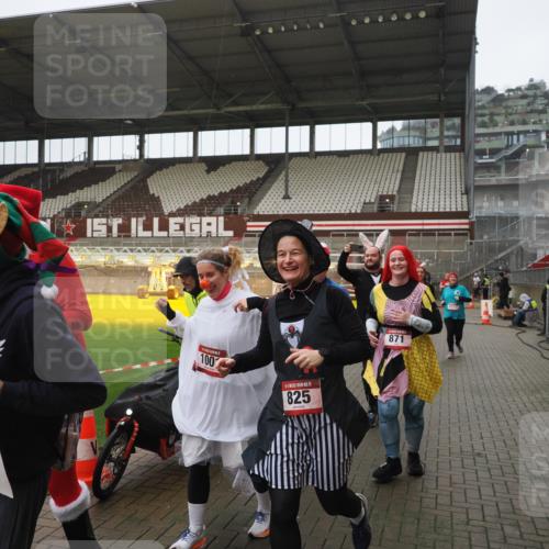07.12.2025 - St. Pauli X-Mass-Run No. 15 Fabian Wolf http://msf.ph/oto/9419757 07.12.2025 11:34:19 Ziel 820, 825, 864, 869, 871, 1001, 1710, 1908, 2277, 2280, 2635, 2809, 3387, 3448 meine-sportfotos.de
