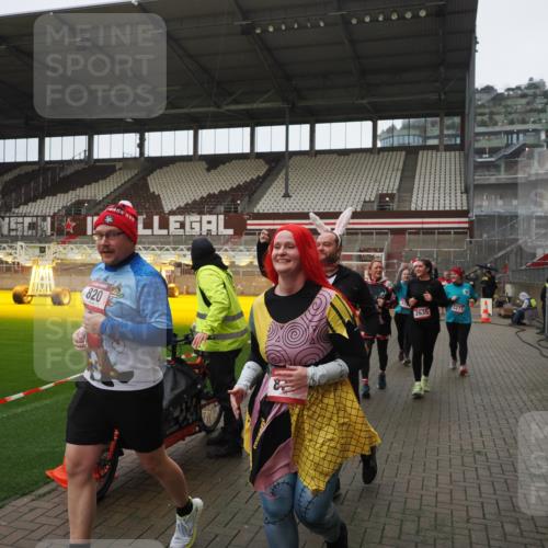 07.12.2025 - St. Pauli X-Mass-Run No. 15 Fabian Wolf http://msf.ph/oto/9419762 07.12.2025 11:34:20 Ziel 820, 825, 864, 869, 871, 1001, 1710, 1908, 2277, 2280, 2635, 2809, 3387, 3448 meine-sportfotos.de