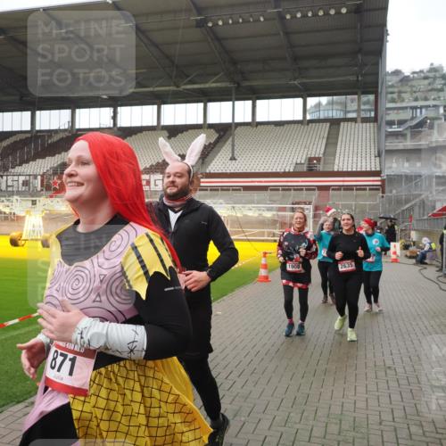 07.12.2025 - St. Pauli X-Mass-Run No. 15 Fabian Wolf http://msf.ph/oto/9419765 07.12.2025 11:34:21 Ziel 820, 825, 864, 869, 871, 1001, 1710, 1908, 2277, 2280, 2635, 2809, 3387 meine-sportfotos.de