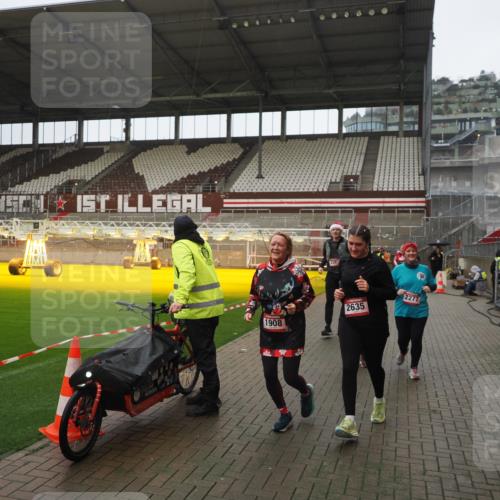 07.12.2025 - St. Pauli X-Mass-Run No. 15 Fabian Wolf http://msf.ph/oto/9419770 07.12.2025 11:34:22 Ziel 820, 825, 864, 869, 871, 1001, 1710, 1908, 2277, 2280, 2635, 2809, 3387 meine-sportfotos.de