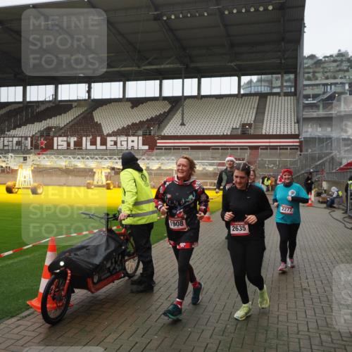 07.12.2025 - St. Pauli X-Mass-Run No. 15 Fabian Wolf http://msf.ph/oto/9419771 07.12.2025 11:34:22 Ziel 820, 825, 864, 869, 871, 1001, 1710, 1908, 2277, 2280, 2635, 2809, 3387 meine-sportfotos.de