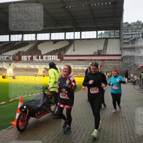 07.12.2025 - St. Pauli X-Mass-Run No. 15 Fabian Wolf http://msf.ph/oto/9419772 07.12.2025 11:34:22 Ziel 820, 825, 864, 869, 871, 1001, 1710, 1908, 2277, 2280, 2635, 2809, 3387 meine-sportfotos.de
