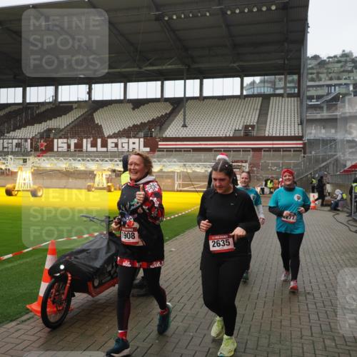 07.12.2025 - St. Pauli X-Mass-Run No. 15 Fabian Wolf http://msf.ph/oto/9419773 07.12.2025 11:34:22 Ziel 820, 825, 864, 869, 871, 1001, 1710, 1908, 2277, 2280, 2635, 2809, 3387 meine-sportfotos.de