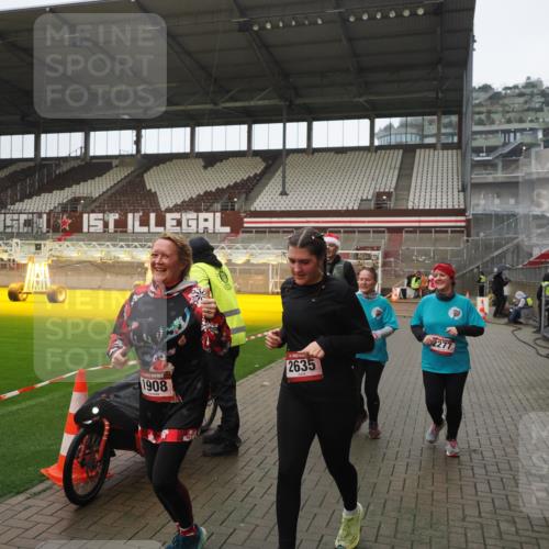 07.12.2025 - St. Pauli X-Mass-Run No. 15 Fabian Wolf http://msf.ph/oto/9419774 07.12.2025 11:34:22 Ziel 820, 825, 864, 869, 871, 1001, 1710, 1908, 2277, 2280, 2635, 2809, 3387 meine-sportfotos.de