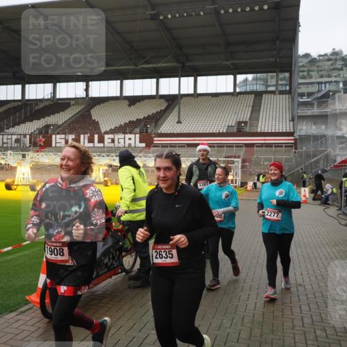 07.12.2025 - St. Pauli X-Mass-Run No. 15 Fabian Wolf http://msf.ph/oto/9419775 07.12.2025 11:34:23 Ziel 820, 825, 864, 869, 871, 1001, 1710, 1908, 2277, 2280, 2635, 2809, 3387 meine-sportfotos.de