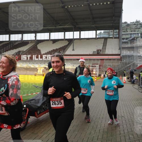 07.12.2025 - St. Pauli X-Mass-Run No. 15 Fabian Wolf http://msf.ph/oto/9419776 07.12.2025 11:34:23 Ziel 820, 825, 864, 869, 871, 1001, 1710, 1908, 2277, 2280, 2635, 2809, 3387 meine-sportfotos.de