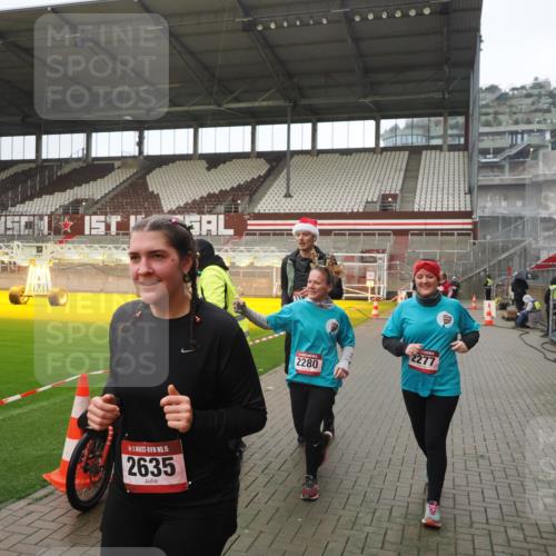 07.12.2025 - St. Pauli X-Mass-Run No. 15 Fabian Wolf http://msf.ph/oto/9419777 07.12.2025 11:34:23 Ziel 820, 825, 864, 869, 871, 1001, 1710, 1908, 2277, 2280, 2635, 2809, 3387 meine-sportfotos.de