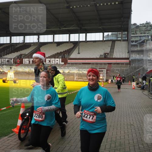 07.12.2025 - St. Pauli X-Mass-Run No. 15 Fabian Wolf http://msf.ph/oto/9419781 07.12.2025 11:34:24 Ziel 820, 825, 864, 869, 871, 1001, 1710, 1908, 2277, 2280, 2635, 2809, 3387 meine-sportfotos.de
