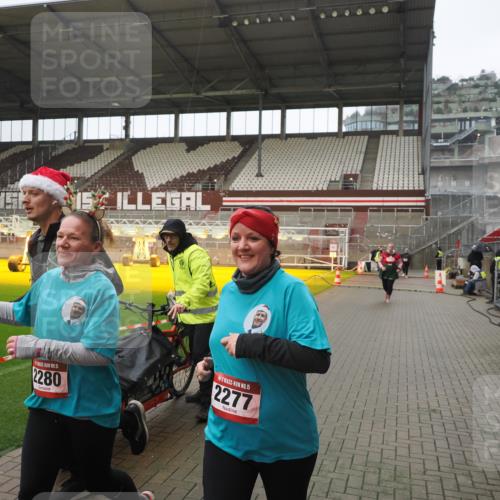 07.12.2025 - St. Pauli X-Mass-Run No. 15 Fabian Wolf http://msf.ph/oto/9419782 07.12.2025 11:34:24 Ziel 820, 825, 864, 869, 871, 1001, 1710, 1908, 2277, 2280, 2635, 2809, 3387 meine-sportfotos.de