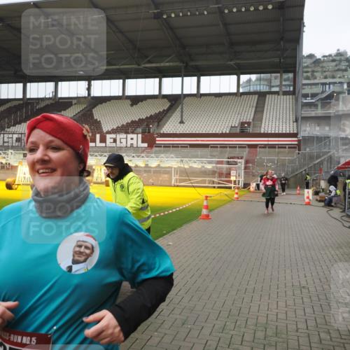 07.12.2025 - St. Pauli X-Mass-Run No. 15 Fabian Wolf http://msf.ph/oto/9419784 07.12.2025 11:34:24 Ziel 820, 825, 864, 869, 871, 1001, 1710, 1908, 2277, 2280, 2635, 2809, 3387 meine-sportfotos.de