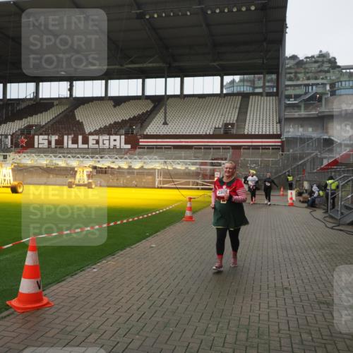 07.12.2025 - St. Pauli X-Mass-Run No. 15 Fabian Wolf http://msf.ph/oto/9419786 07.12.2025 11:34:28 Ziel 704, 782, 820, 864, 869, 871, 1001, 1908, 2277, 2280, 2635, 2809, 3387 meine-sportfotos.de