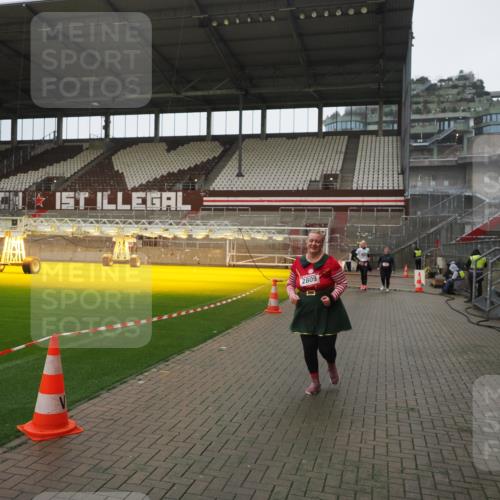 07.12.2025 - St. Pauli X-Mass-Run No. 15 Fabian Wolf http://msf.ph/oto/9419787 07.12.2025 11:34:28 Ziel 704, 782, 820, 864, 869, 871, 1001, 1908, 2277, 2280, 2635, 2809, 3387 meine-sportfotos.de