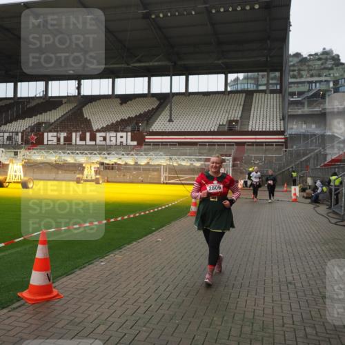 07.12.2025 - St. Pauli X-Mass-Run No. 15 Fabian Wolf http://msf.ph/oto/9419788 07.12.2025 11:34:29 Ziel 704, 782, 820, 869, 871, 1908, 2277, 2280, 2635, 2809, 3387 meine-sportfotos.de