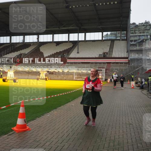 07.12.2025 - St. Pauli X-Mass-Run No. 15 Fabian Wolf http://msf.ph/oto/9419789 07.12.2025 11:34:29 Ziel 704, 782, 820, 869, 871, 1908, 2277, 2280, 2635, 2809, 3387 meine-sportfotos.de