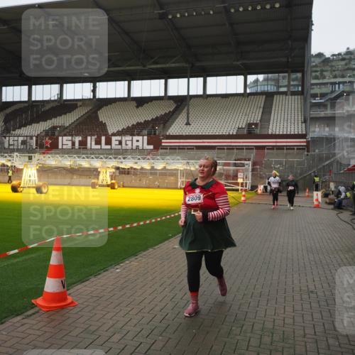 07.12.2025 - St. Pauli X-Mass-Run No. 15 Fabian Wolf http://msf.ph/oto/9419790 07.12.2025 11:34:29 Ziel 704, 782, 820, 869, 871, 1908, 2277, 2280, 2635, 2809, 3387 meine-sportfotos.de