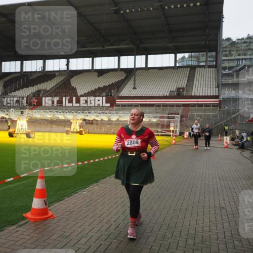 07.12.2025 - St. Pauli X-Mass-Run No. 15 Fabian Wolf http://msf.ph/oto/9419791 07.12.2025 11:34:29 Ziel 704, 782, 820, 869, 871, 1908, 2277, 2280, 2635, 2809, 3387 meine-sportfotos.de