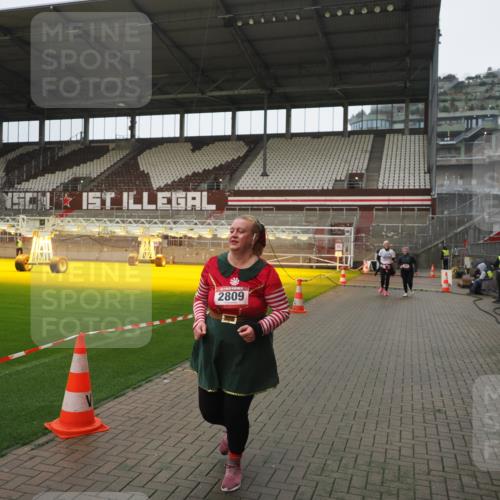 07.12.2025 - St. Pauli X-Mass-Run No. 15 Fabian Wolf http://msf.ph/oto/9419792 07.12.2025 11:34:29 Ziel 704, 782, 820, 869, 871, 1908, 2277, 2280, 2635, 2809, 3387 meine-sportfotos.de