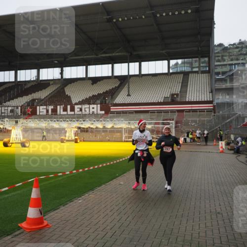 07.12.2025 - St. Pauli X-Mass-Run No. 15 Fabian Wolf http://msf.ph/oto/9419798 07.12.2025 11:34:35 Ziel 704, 782, 2809, 3387 meine-sportfotos.de