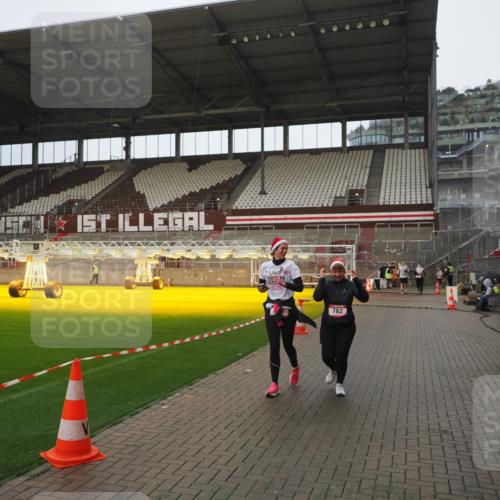 07.12.2025 - St. Pauli X-Mass-Run No. 15 Fabian Wolf http://msf.ph/oto/9419799 07.12.2025 11:34:35 Ziel 704, 782, 2809, 3387 meine-sportfotos.de
